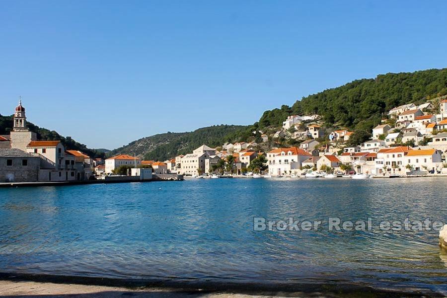 Trzypiętrowy kamienny dom, na sprzedaż