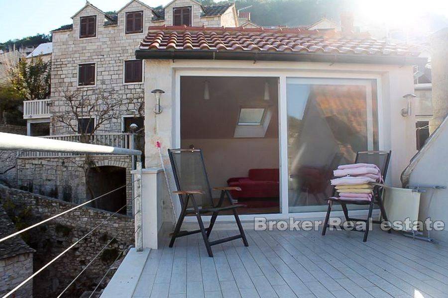 Trzypiętrowy kamienny dom, na sprzedaż