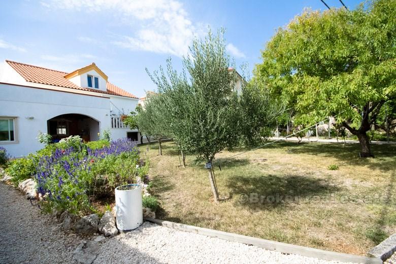 Spaziosa casa a due piani, in vendita