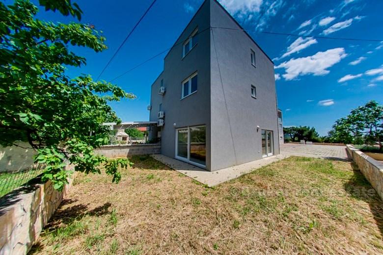 Parhus, till salu