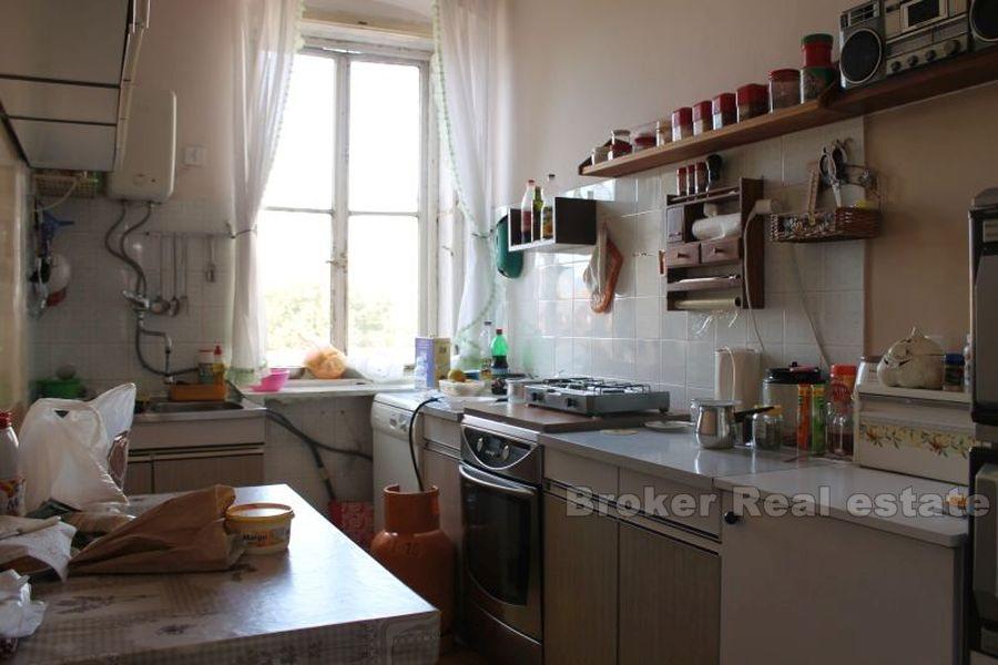 Appartement à deux chambres, à vendre