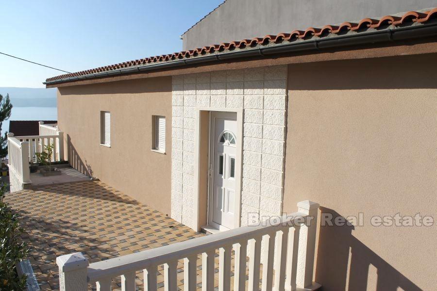 Dwupiętrowy dom, na sprzedaż