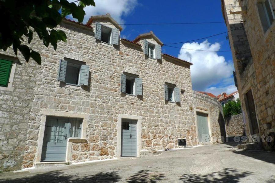 Ancienne maison en pierre rénovée, à vendre