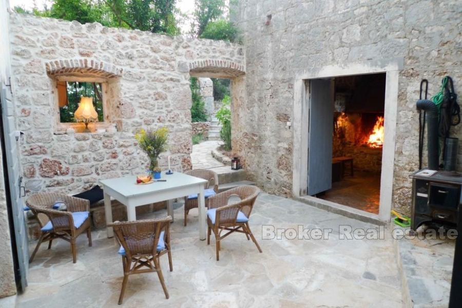 Ancienne maison en pierre rénovée, à vendre