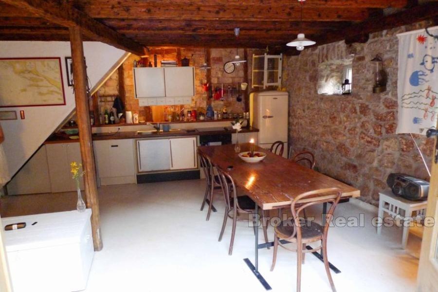 Ancienne maison en pierre rénovée, à vendre