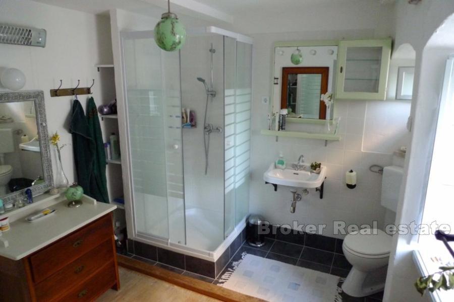 Renovert gammelt steinhus, til salgs