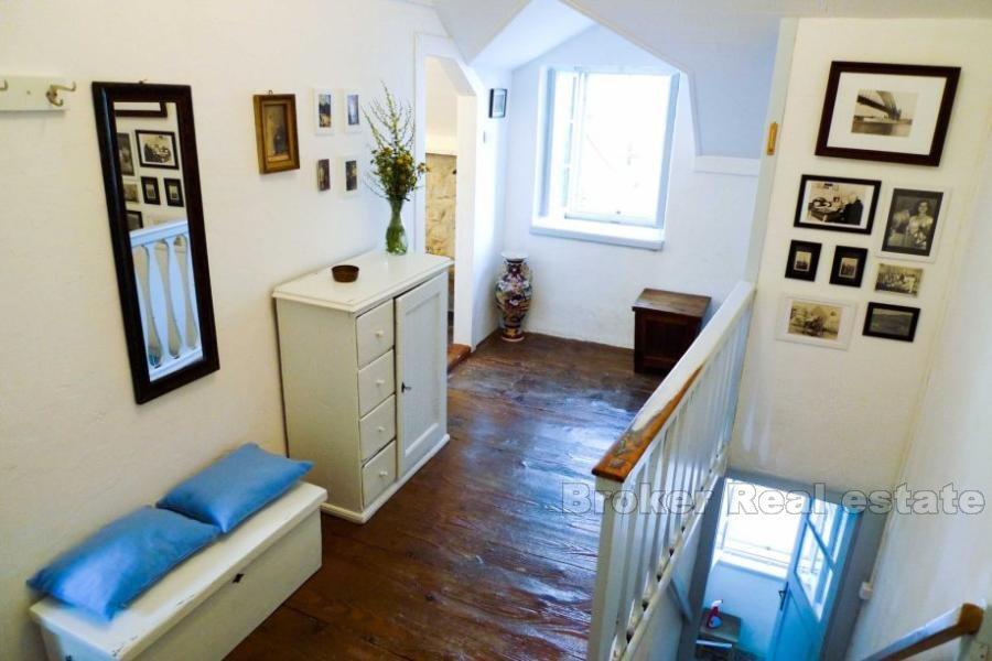 Odnowiony stary dom z kamienia, na sprzedaż