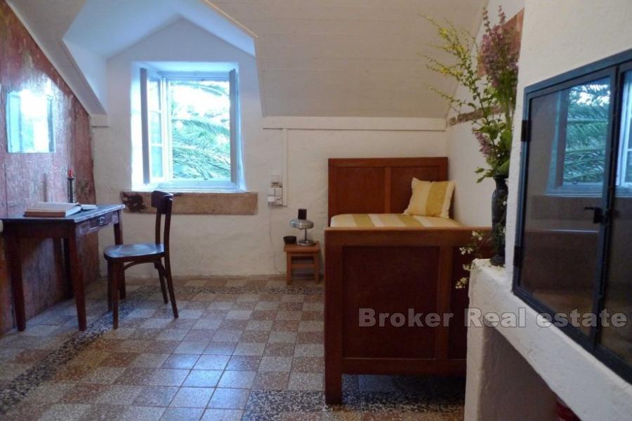 Odnowiony stary dom z kamienia, na sprzedaż