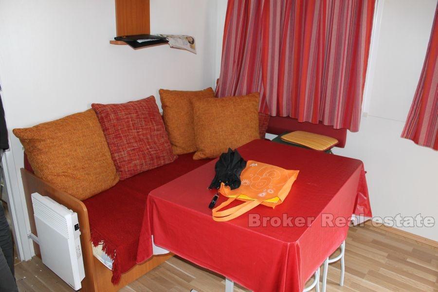 Bygg land med prefabrikkerte hus, til salgs