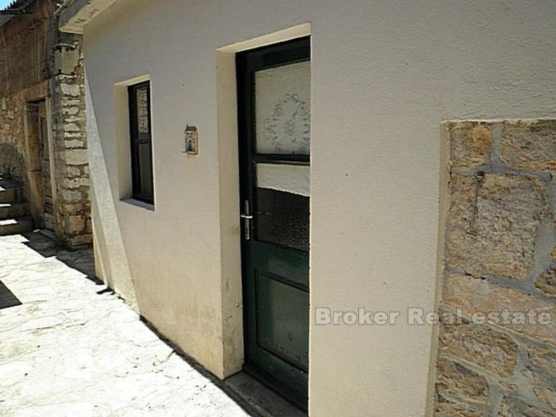 Renovert gammelt steinhus, til salgs