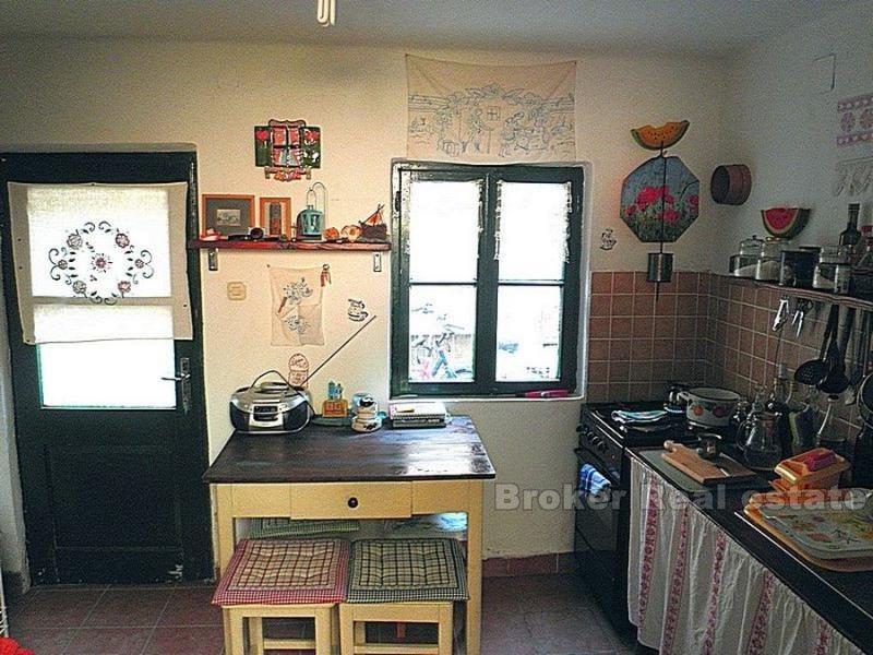 Obnovljena stara kamena kuća, na prodaju