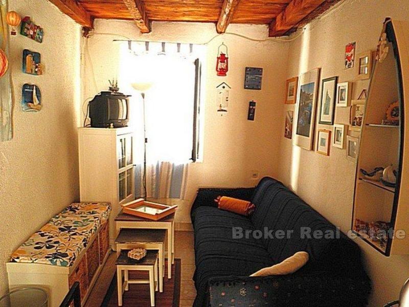 Obnovljena stara kamena kuća, na prodaju