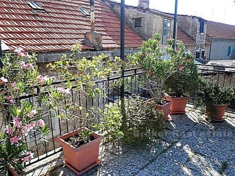 Casa in pietra ristrutturata, in vendita