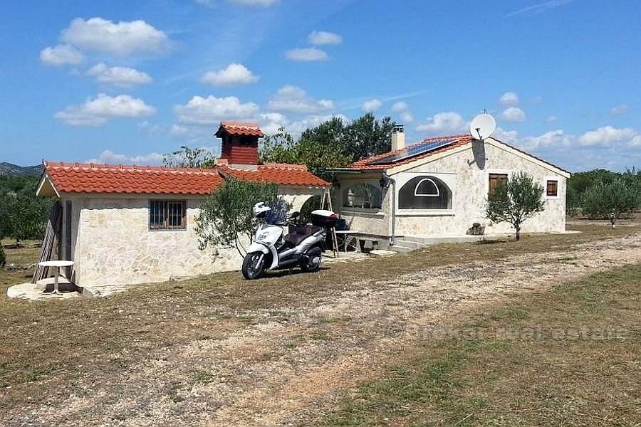 Casa con terreno, in vendita