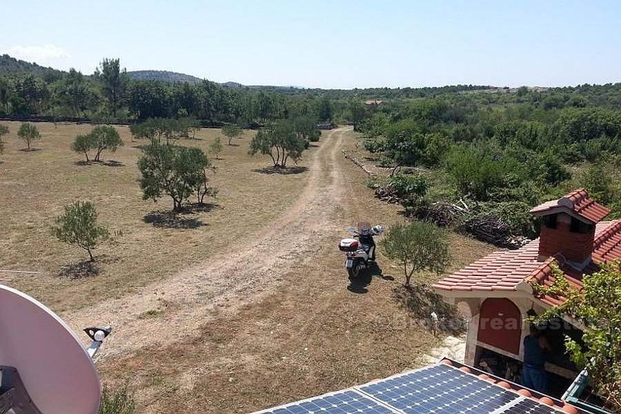 Dom z działką, na sprzedaż