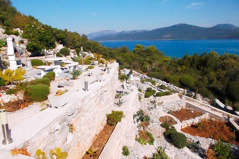 Villa nouvellement construite près de la mer, à vendre