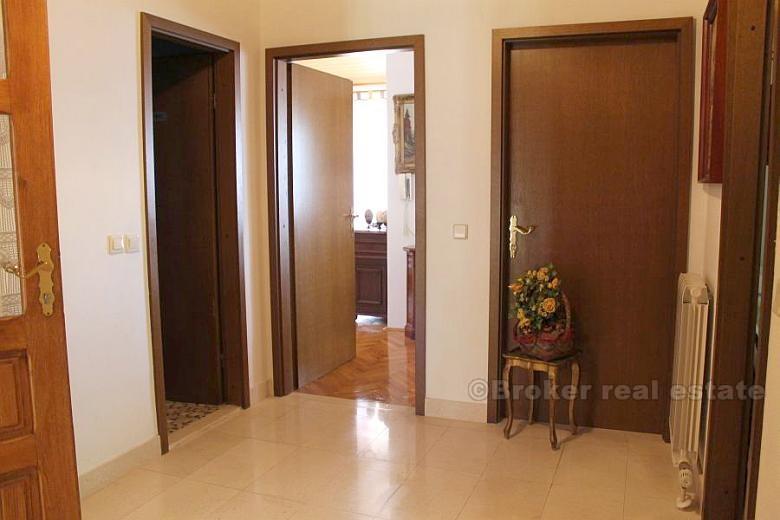 Appartement à deux chambres, à vendre