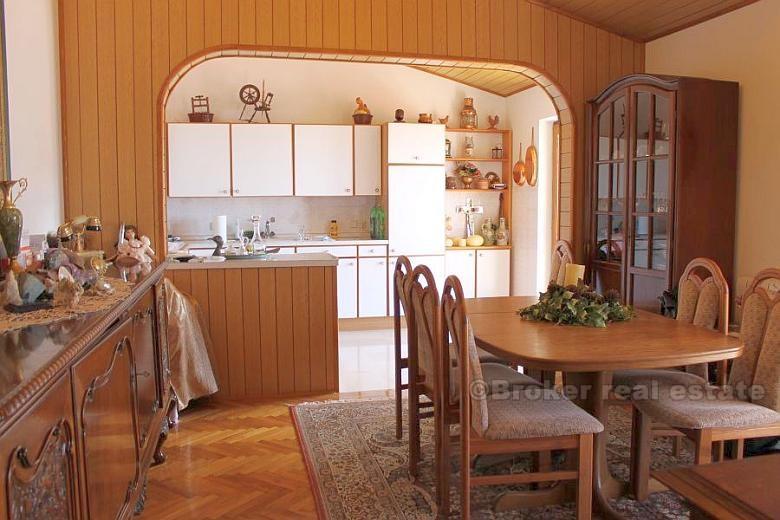 Appartement à deux chambres, à vendre