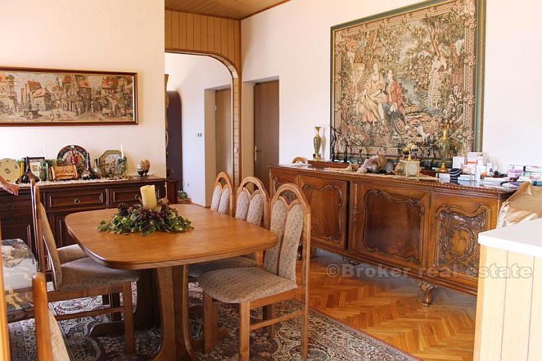 Appartement à deux chambres, à vendre