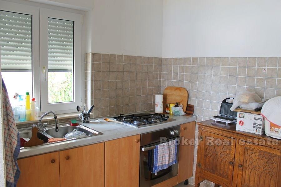 Maison première rangée près de la mer