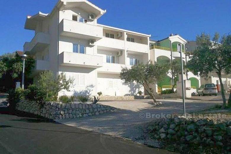 Dom z apartamentami