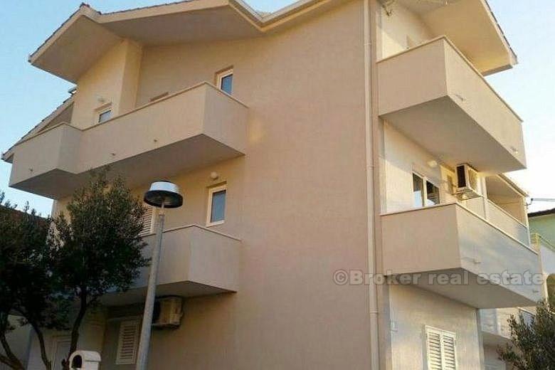 Dom z apartamentami
