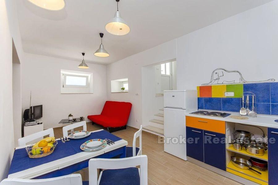 Appartement entièrement rénové et meublé à vendre