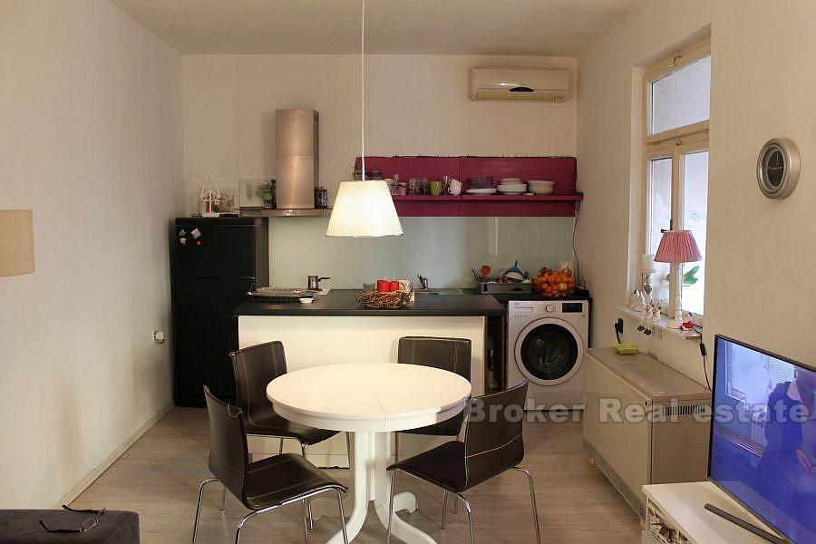 Metà della casa bifamiliare semi-indipendente, in vendita