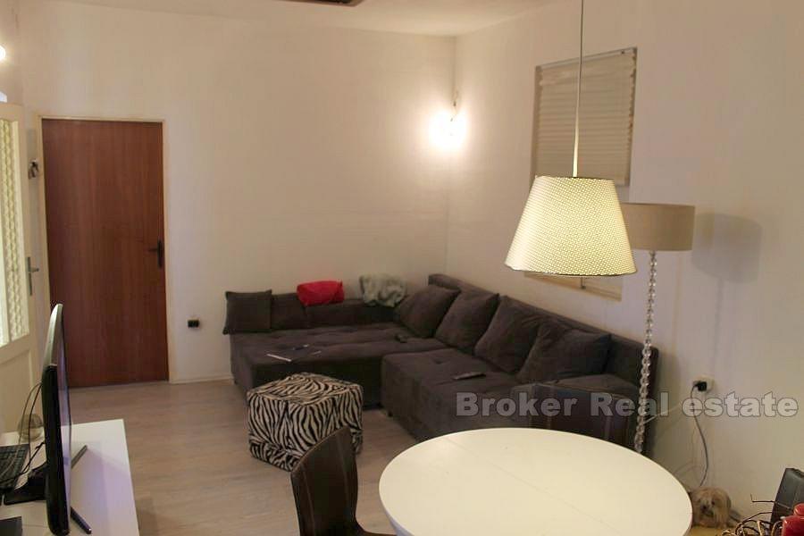 Metà della casa bifamiliare semi-indipendente, in vendita