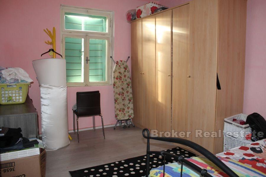 Metà della casa bifamiliare semi-indipendente, in vendita