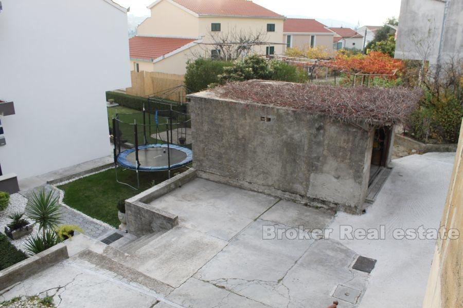 Metà della casa bifamiliare semi-indipendente, in vendita