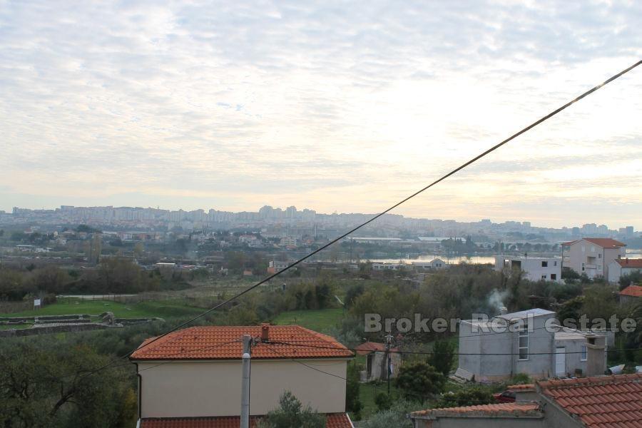 Половина полуотдельного семейного дома, на продажу