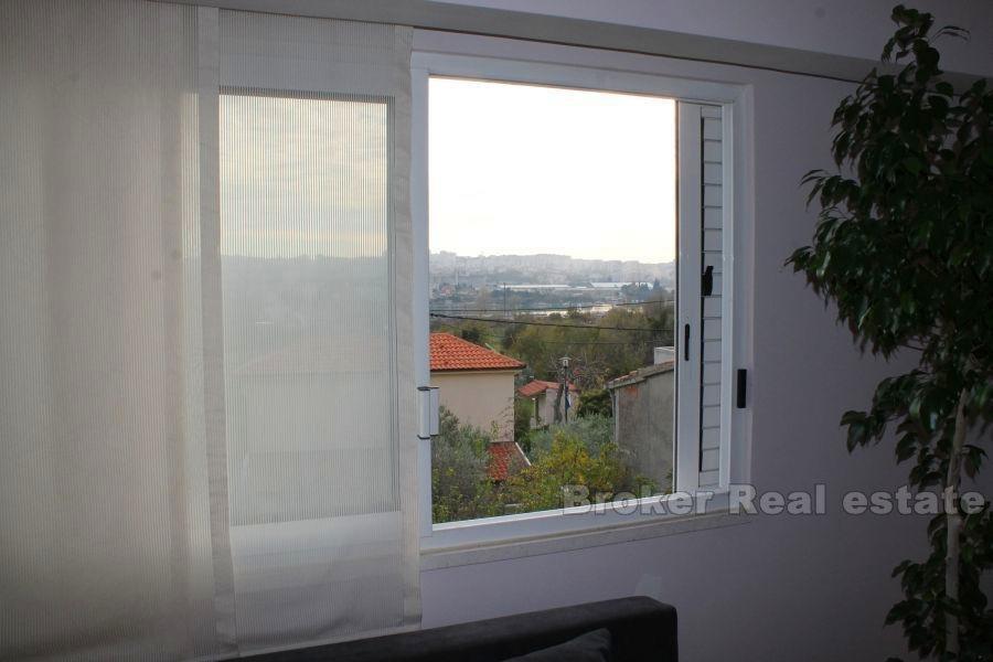 Половина полуотдельного семейного дома, на продажу