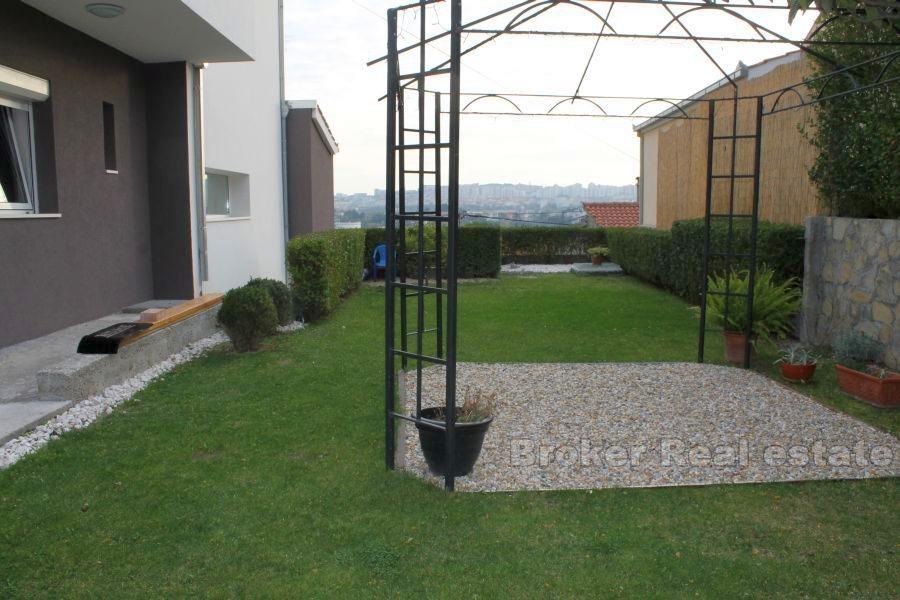 Половина полуотдельного семейного дома, на продажу