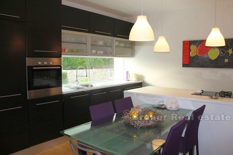 Половина полуотдельного семейного дома, на продажу