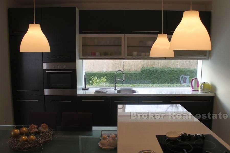 Половина полуотдельного семейного дома, на продажу