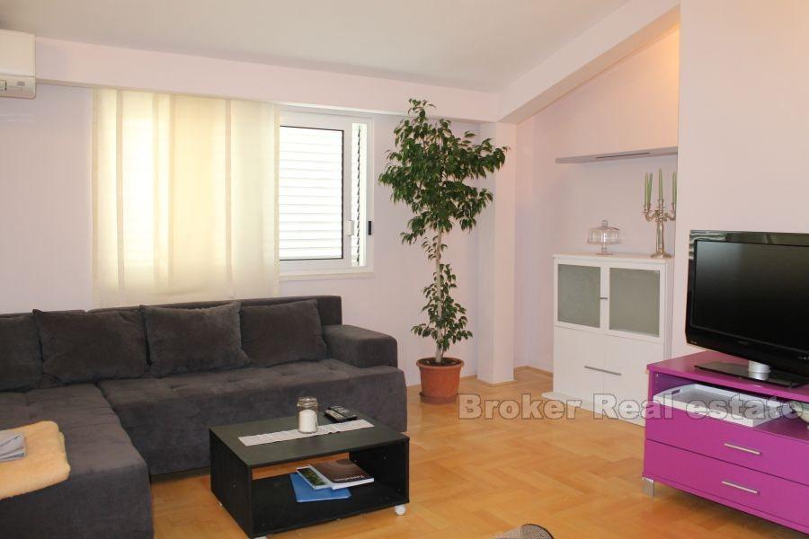 Половина полуотдельного семейного дома, на продажу