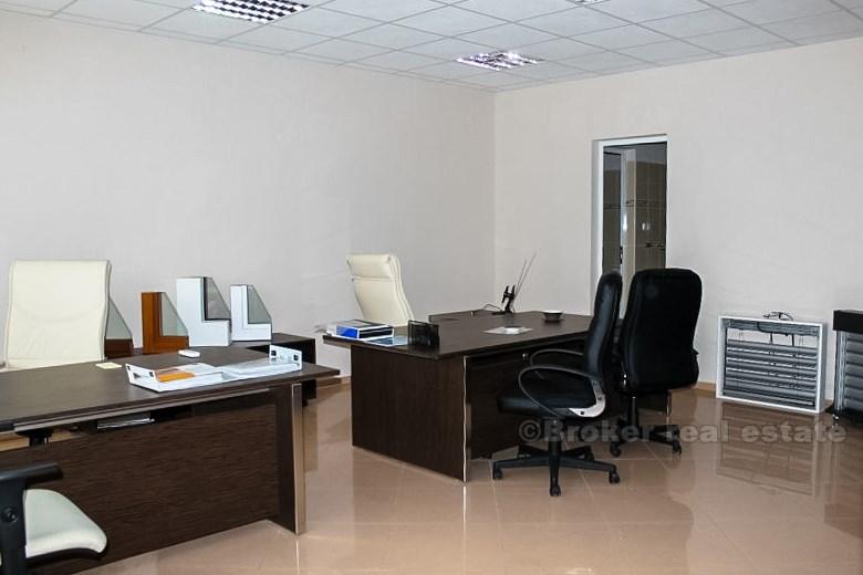 Sala dei magazzini e la produzione di 1800 m2, in vendita