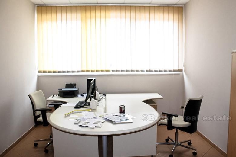 Sala dei magazzini e la produzione di 1800 m2, in vendita