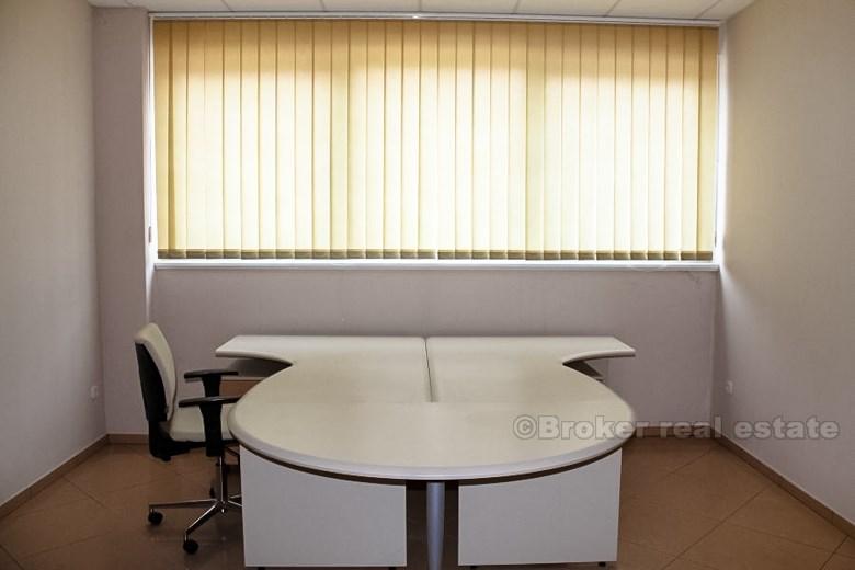 Sala dei magazzini e la produzione di 1800 m2, in vendita