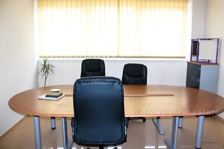 Sala dei magazzini e la produzione di 1800 m2, in vendita