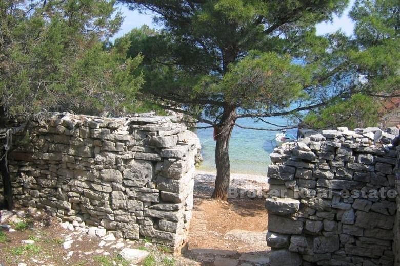 Rovine di pietra in riva al mare, in vendita