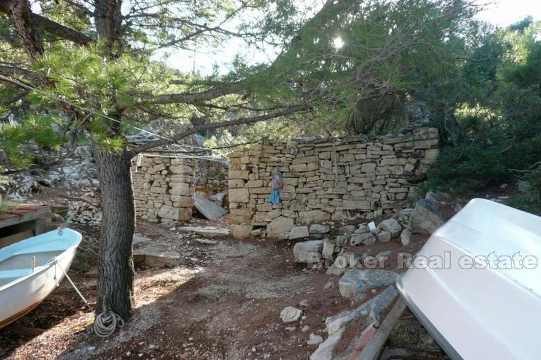 Kamienne ruiny nad morzem, na sprzedaż