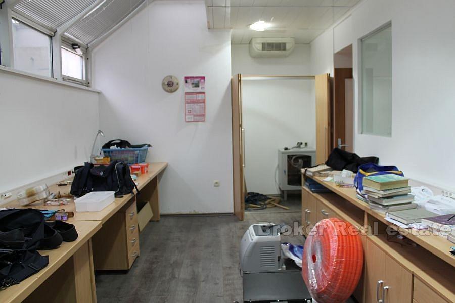 Spazio per ufficio eccellente (Lucac), in affitto