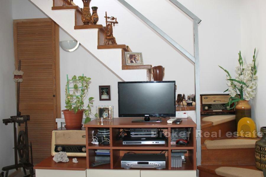 Каменный дом, Кастелa