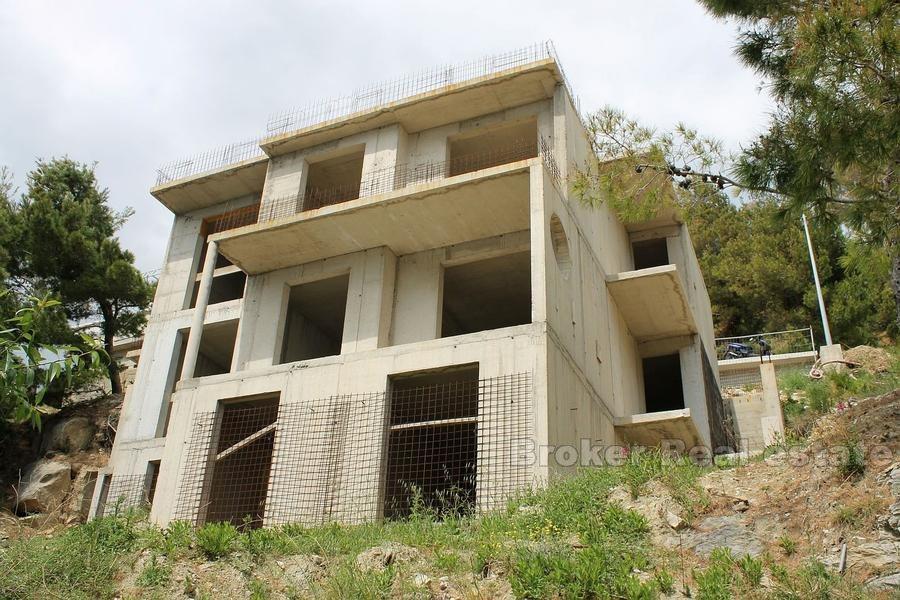Hus, oavslutat, till salu, Brela