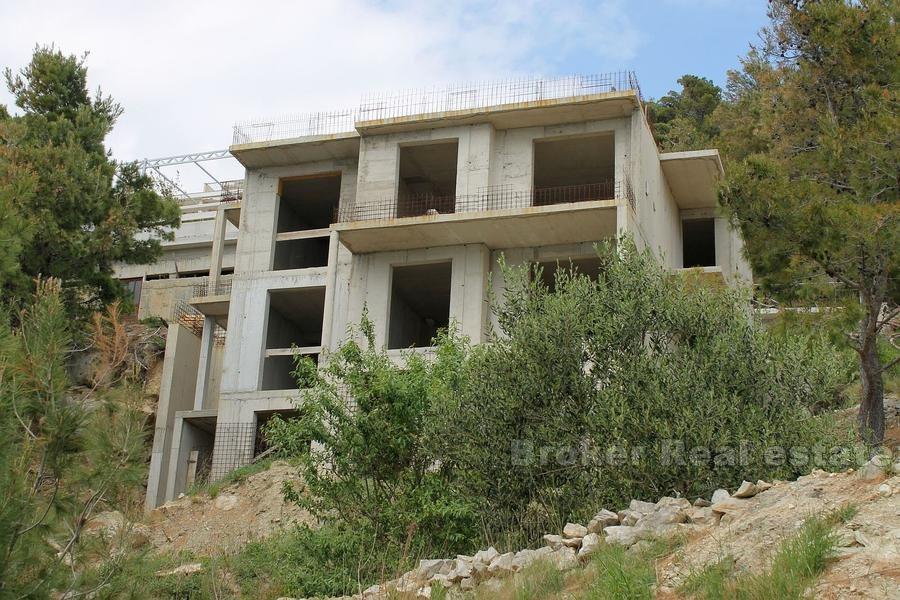 Hus, oavslutat, till salu, Brela