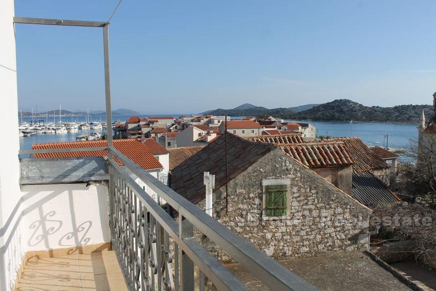 Maison à deux étages, à vendre