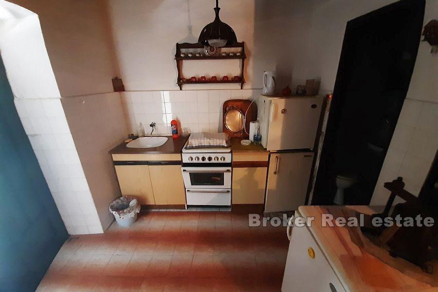 Gammelt steinhus, til salgs