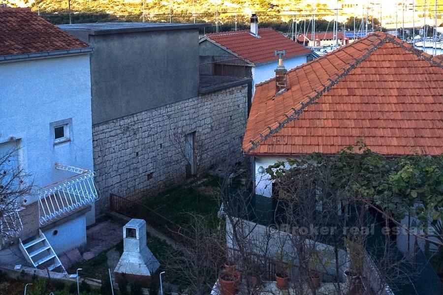 Unfinished detached house with sea view, for sale